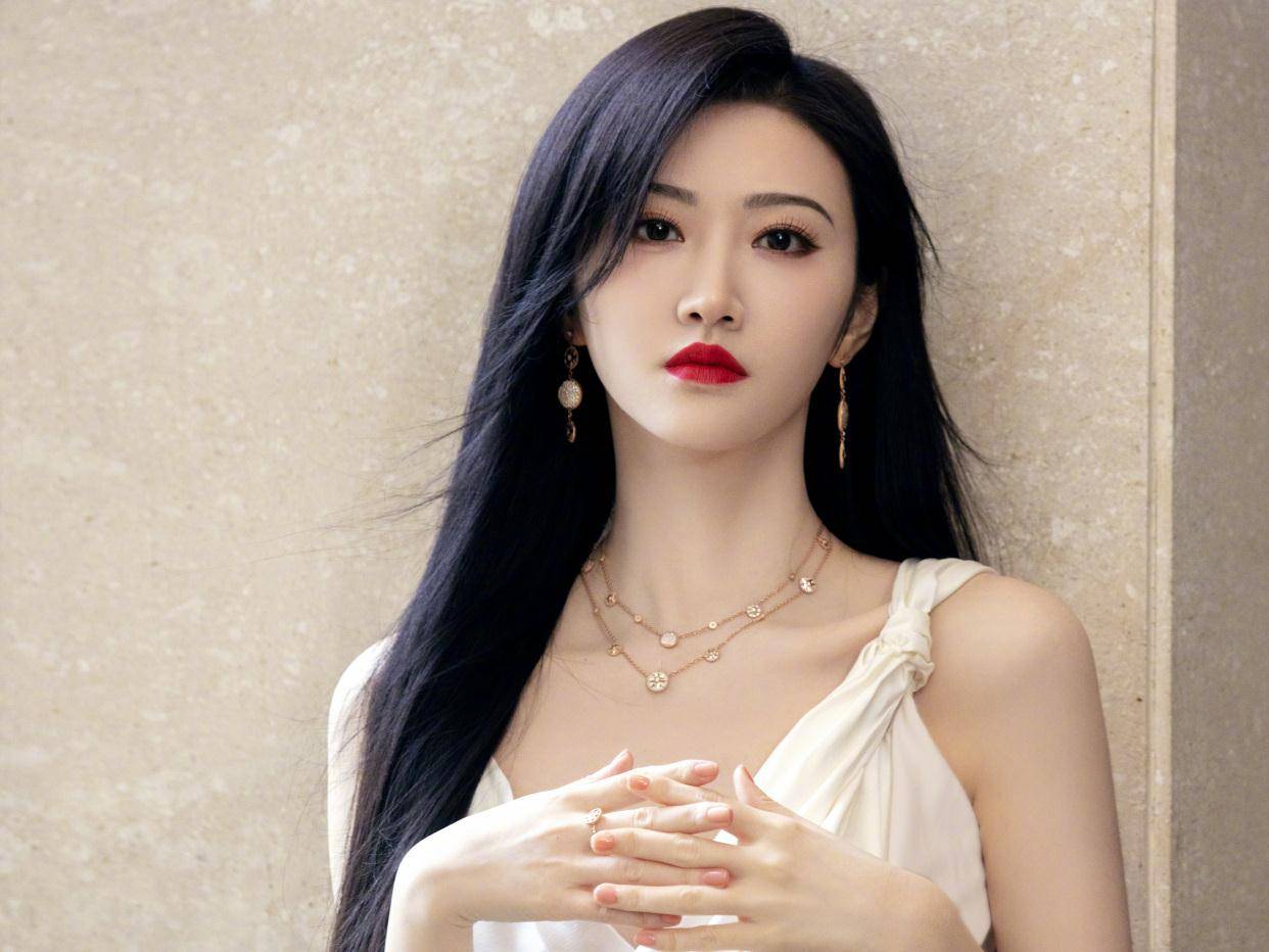 景甜长发披肩手捧鲜花超甜美（烈焰红唇长发飘逸这样的女星足够甜美可人）